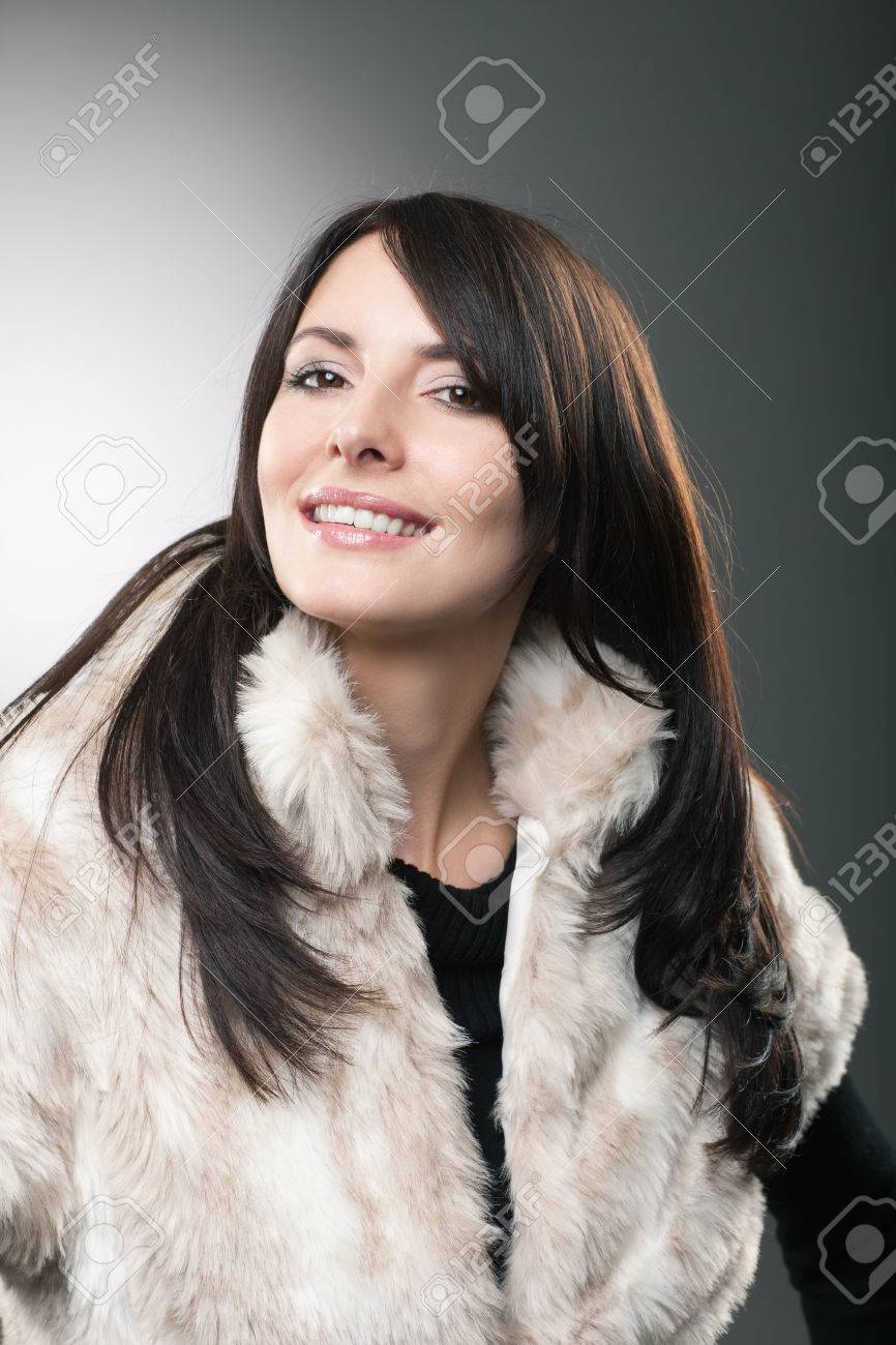 彼女の頭の斜め後ろとフレンドリーな笑顔でカメラを見てスタイリッシュな毛皮のジャケットでまっすぐ長いブルネットの髪を持つ美しい若い女性 の写真素材 画像素材 Image 彼女の頭の斜め後ろとフレンドリーな笑顔でカメラを見てスタイリッシュな毛皮のジャケットでまっすぐ長いブルネットの髪を持つ美しい若い女性 の写真素材 画像素材 Image
