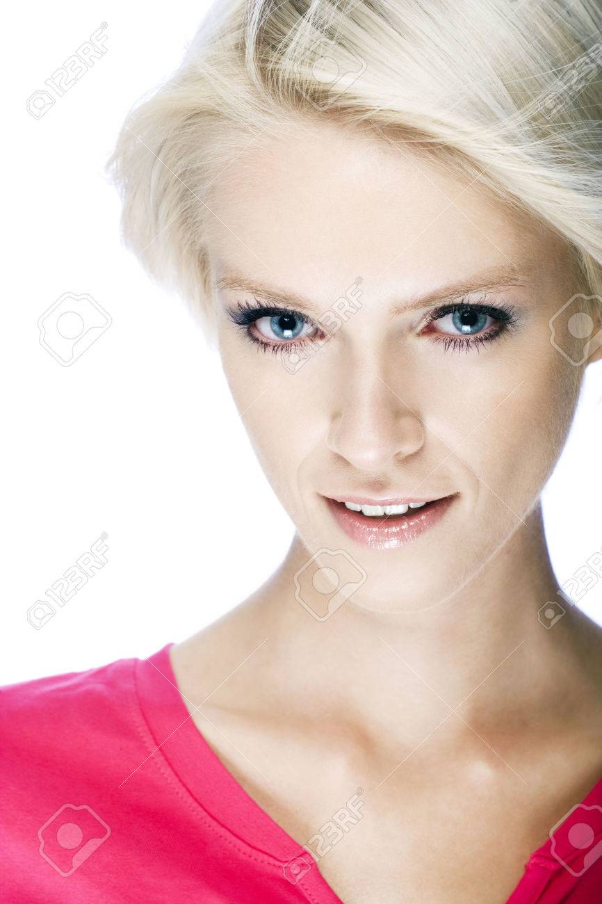 妖精の顔とカメラを直接見て真剣な表情の美しいブロンドの女の子の夢のような肖像画は ヘッド ショットの分離ホワイト の写真素材 画像素材 Image