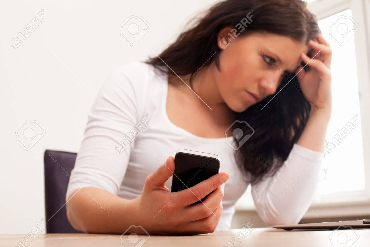 失意のうちに彼女の頭を保持している携帯電話を持つ女性の肖像画 の写真素材 画像素材 Image 失意のうちに彼女の頭を保持している携帯電話を持つ女性の肖像画 の写真素材 画像素材 Image