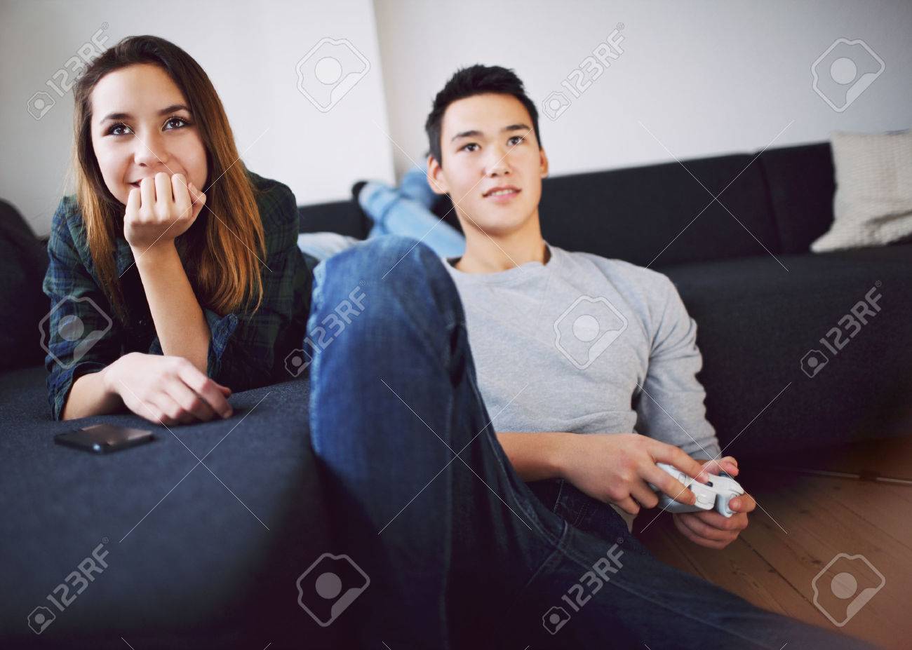 美しい若いアジア女性の若い男が自宅でテレビゲームをして床に座ってながらソファーで横になっています 混合レース 10 代のカップルを屋内でリラックス の写真素材 画像素材 Image 2573 美しい若いアジア女性の若い男が自宅でテレビゲームをして床に座ってながらソファーで横になっています 混合レース 10 代のカップルを屋内でリラックス の写真素材 画像素材 Image 2573