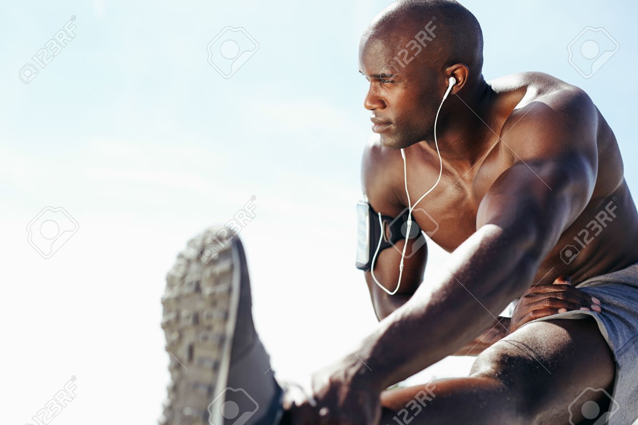 空を背景にワークアウト筋肉の若い男のイメージ アフリカ人の人が彼の