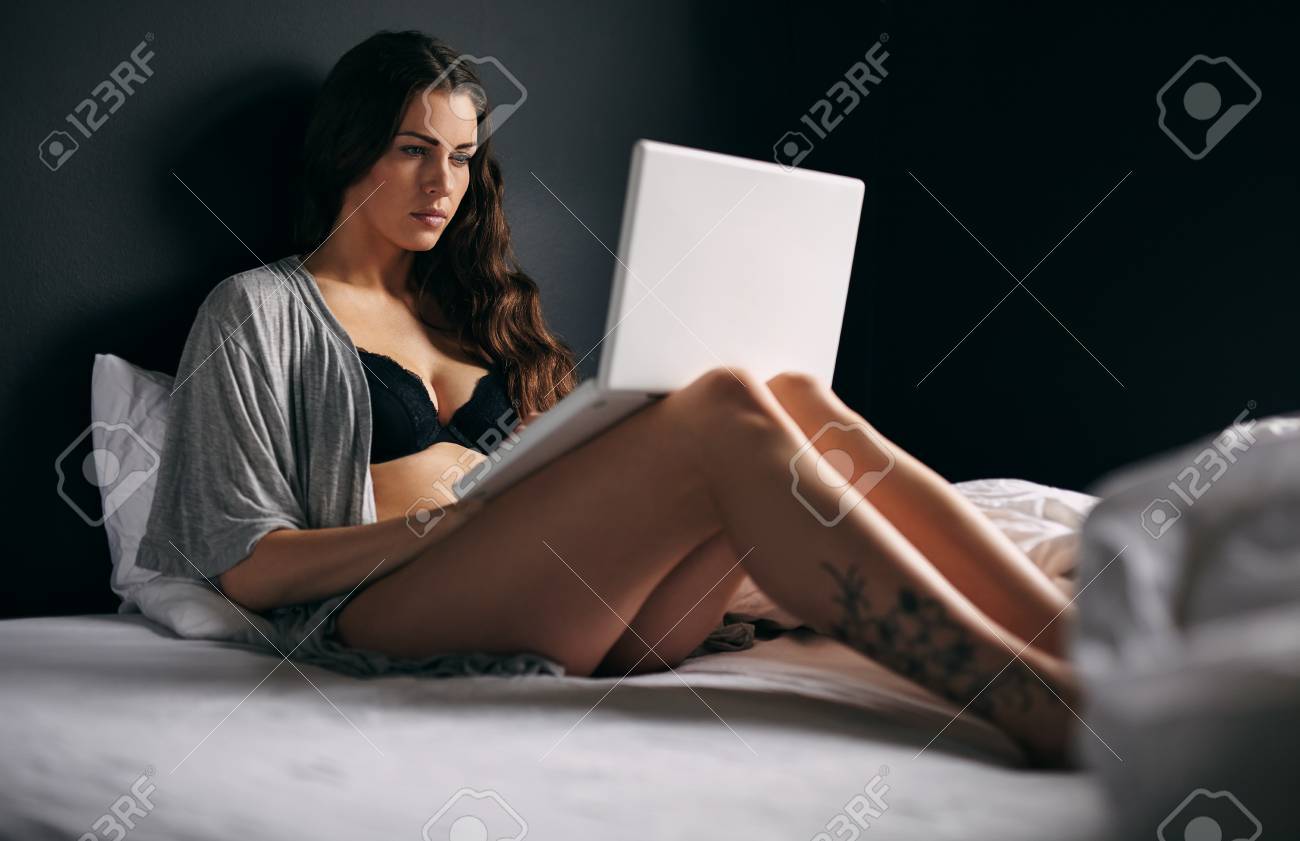 Retrato De Una Mujer Bastante Joven Llevaba Ropa Interior De En Ordenador Portátil Está Sentado En La Modelo De Mujer Atractiva Que Usa La Computadora Portátil En Dormitorio.