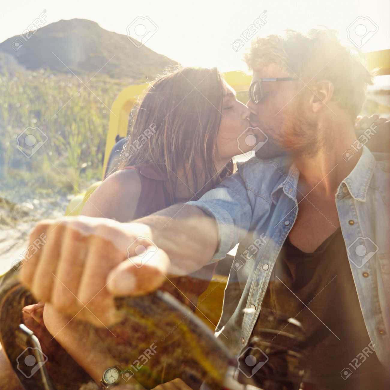 若いカップルが車の中でキスします 楽しい遠征に愛のカップル の写真素材 画像素材 Image 若いカップルが車の中でキスします 楽しい遠征に愛のカップル の写真素材 画像素材 Image