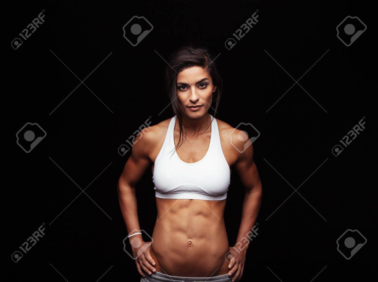 黒の背景に分離されたスポーティな若い女性の肖像画スタジオ 完璧な腹部の筋肉に自信があるフィットネス モデルです の写真素材 画像素材 Image 黒の背景に分離されたスポーティな若い女性の肖像画スタジオ 完璧な腹部の筋肉に自信があるフィットネス モデルです の写真素材 画像素材 Image