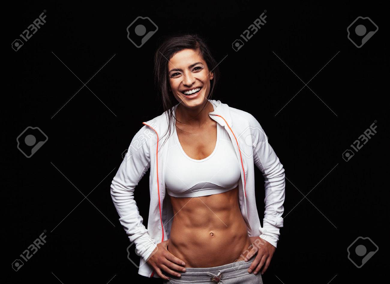 スポーツ服立っている笑顔腰に手を幸せな若い女 黒い背景に筋フィットネス モデル の写真素材 画像素材 Image スポーツ服立っている笑顔腰に手を幸せな若い女 黒い背景に筋フィットネス モデル の写真素材 画像素材 Image