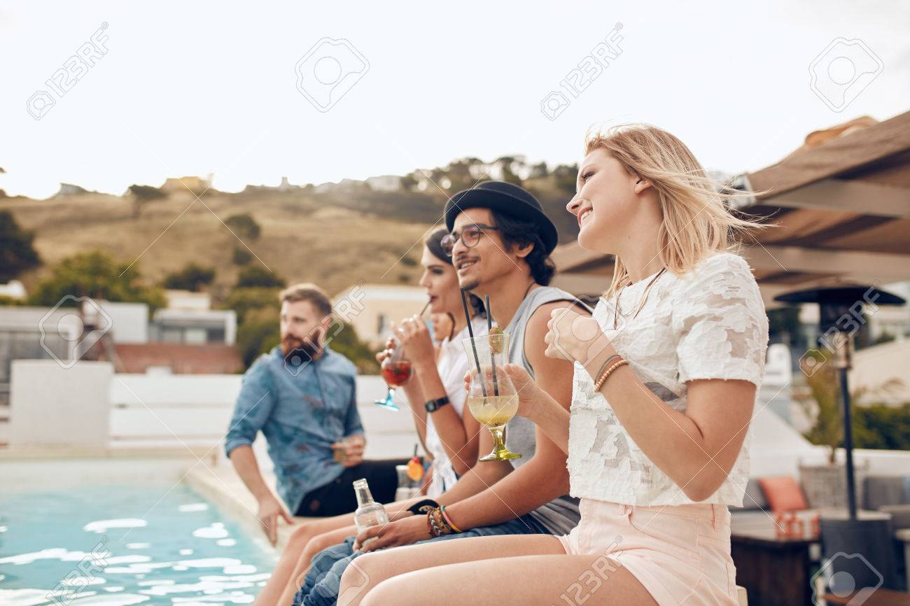 Junge Brasilianerin Und Ihr Freund Entspannen Sich Am Pool Junge Brasilianerin Und Ihr Freund Entspannen Sich Am Pool
