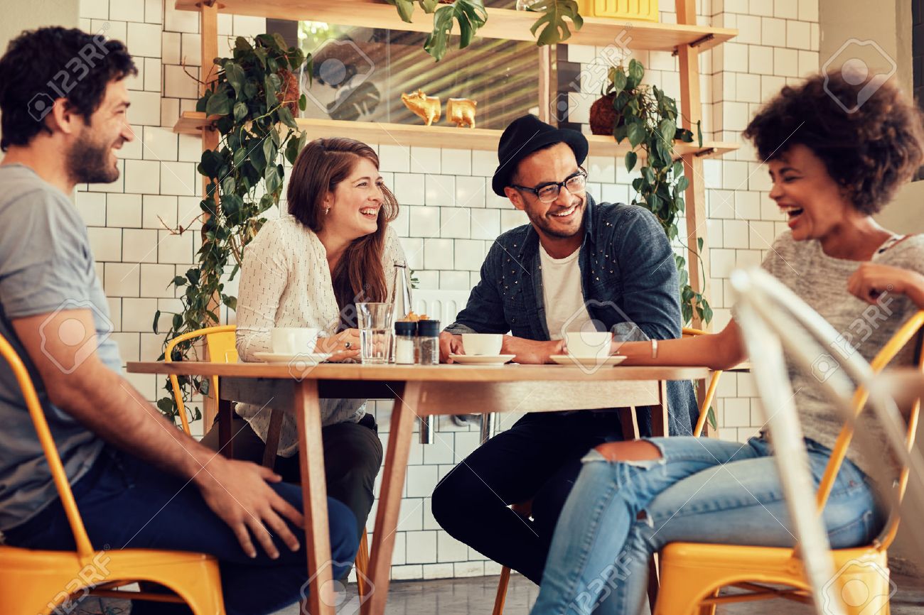 若い人たちは カフェで楽しい時間を過ごしてします お友達と笑顔しコーヒー ショップに座って コーヒーを飲みながら 一緒に楽しんで の写真素材 画像素材 Image