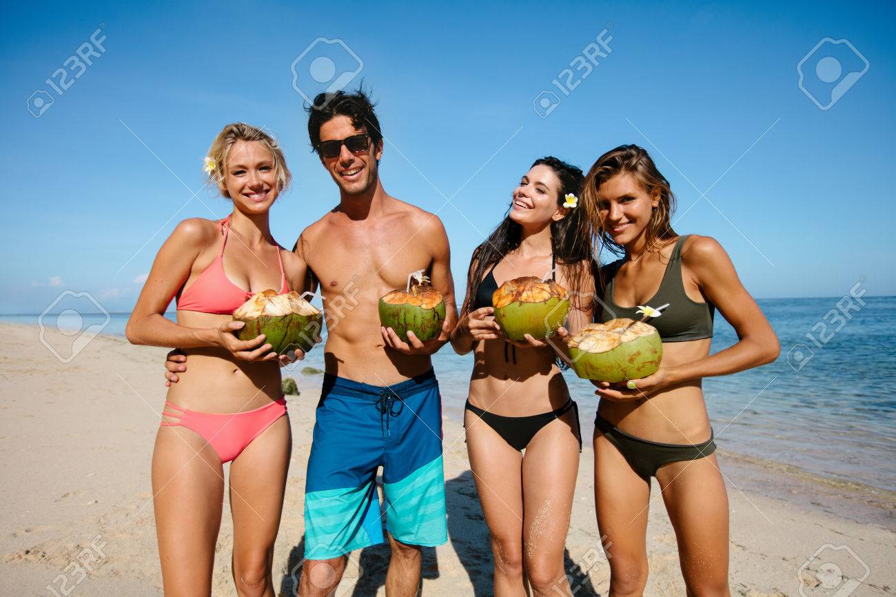 若い男と海を新鮮なココナッツを持って水着の女性の肖像画 夏のビーチの休暇の若い友達のグループ の写真素材 画像素材 Image 若い男と海を新鮮なココナッツを持って水着の女性の肖像画 夏のビーチの休暇の若い友達のグループ の写真素材 画像素材 Image
