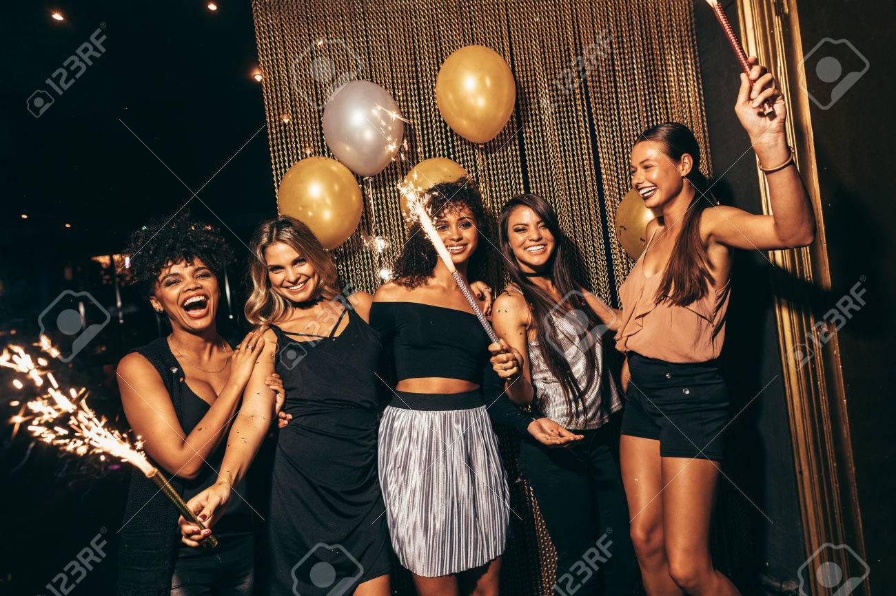 nake-girl-girls-at-party-glamour-pictures