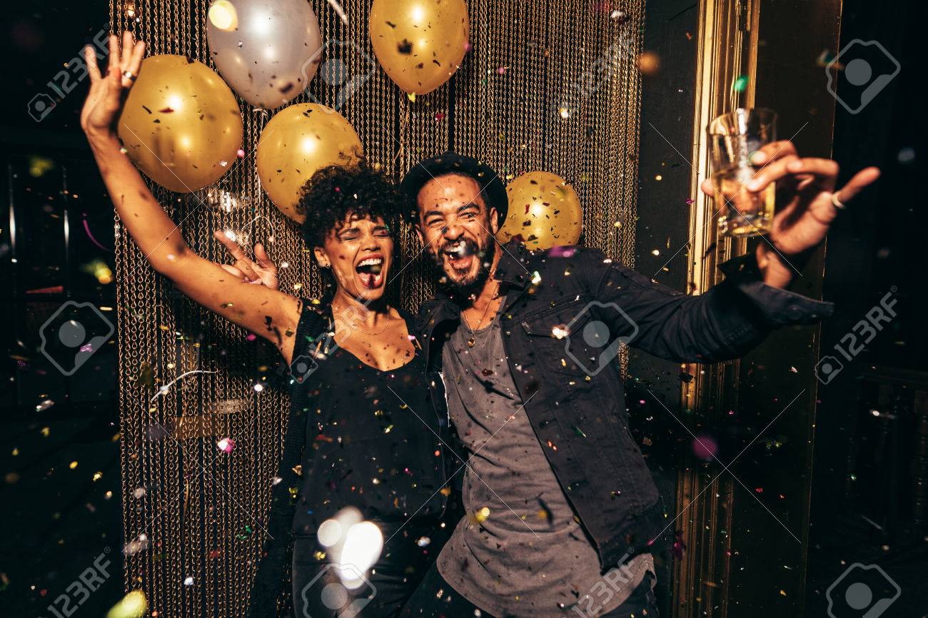 夜のクラブで踊る元気なカップルのショット 若い男と女のパブで楽しいパーティーします の写真素材 画像素材 Image