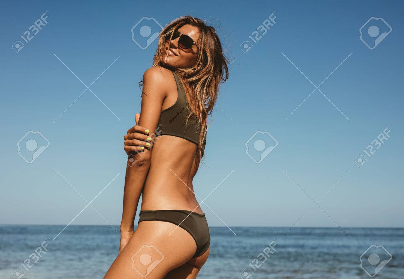 サングラスやビーチでビキニで美しい若い女性の肖像画 浜辺で水着でポーズをとる女性モデル の写真素材 画像素材 Image