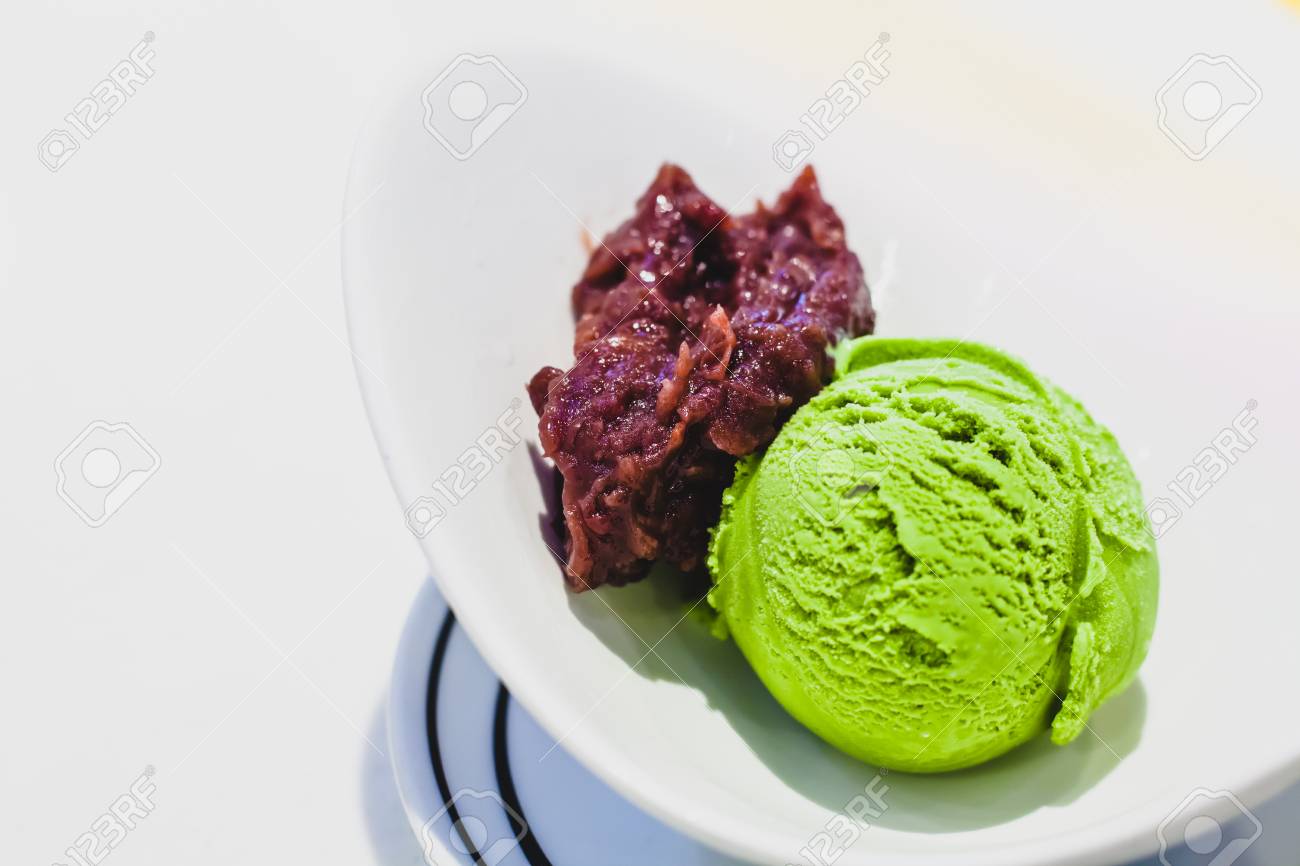鮮度緑茶抹茶アイス クリーム小豆と白ボウルでスクープとして の写真素材 画像素材 Image