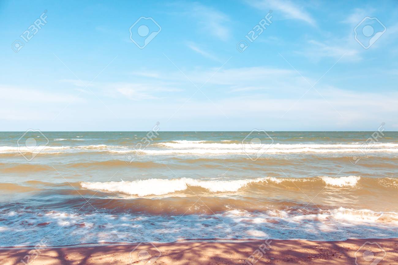 青い澄んだ空と海 美しい自然の風景の背景 海とタイのビーチ の写真素材 画像素材 Image 青い澄んだ空と海 美しい自然の風景の背景 海とタイのビーチ の写真素材 画像素材 Image
