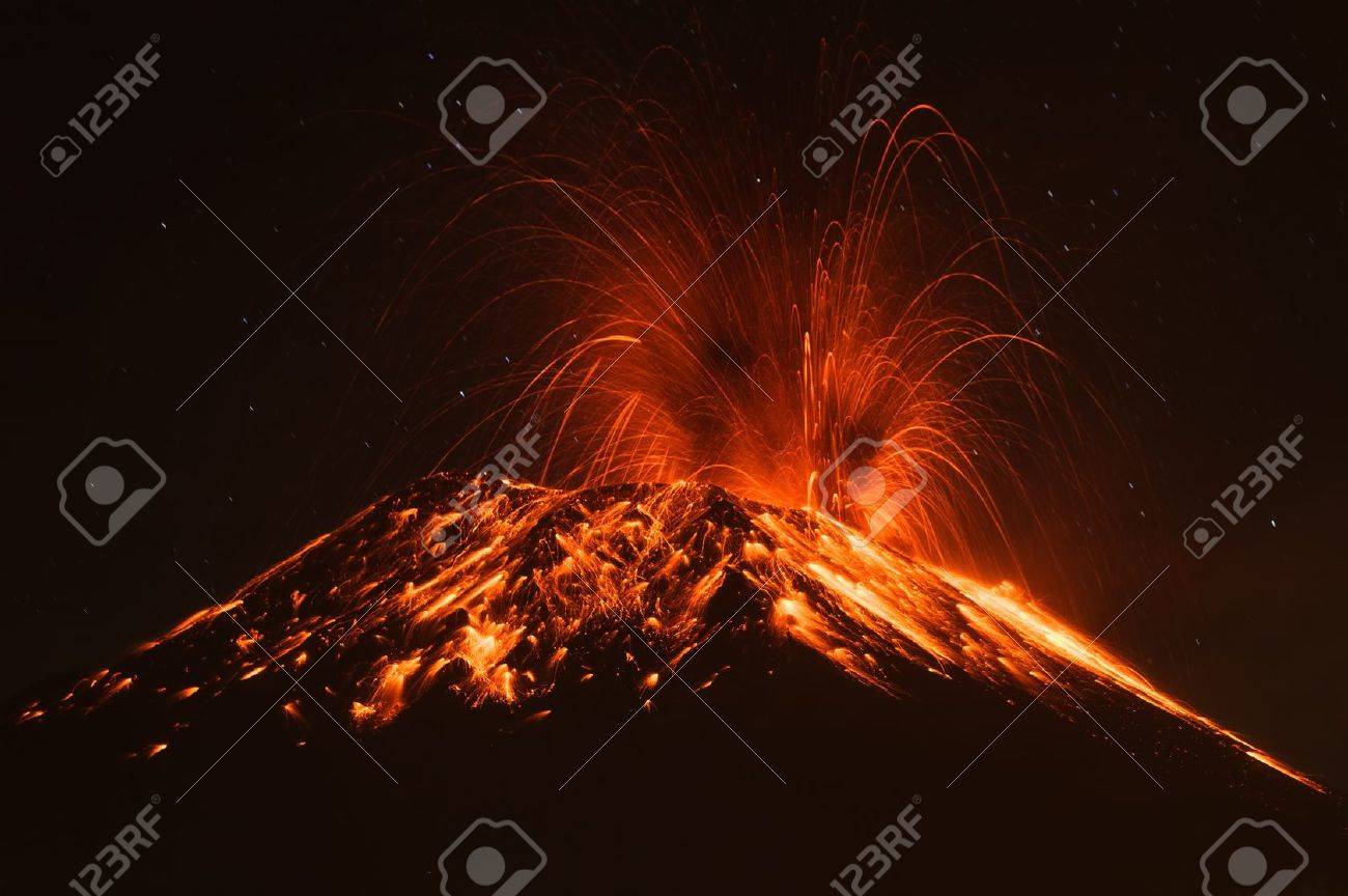 トゥングラワ火山の噴火 エクアドル 南アメリカ の写真素材 画像素材 Image