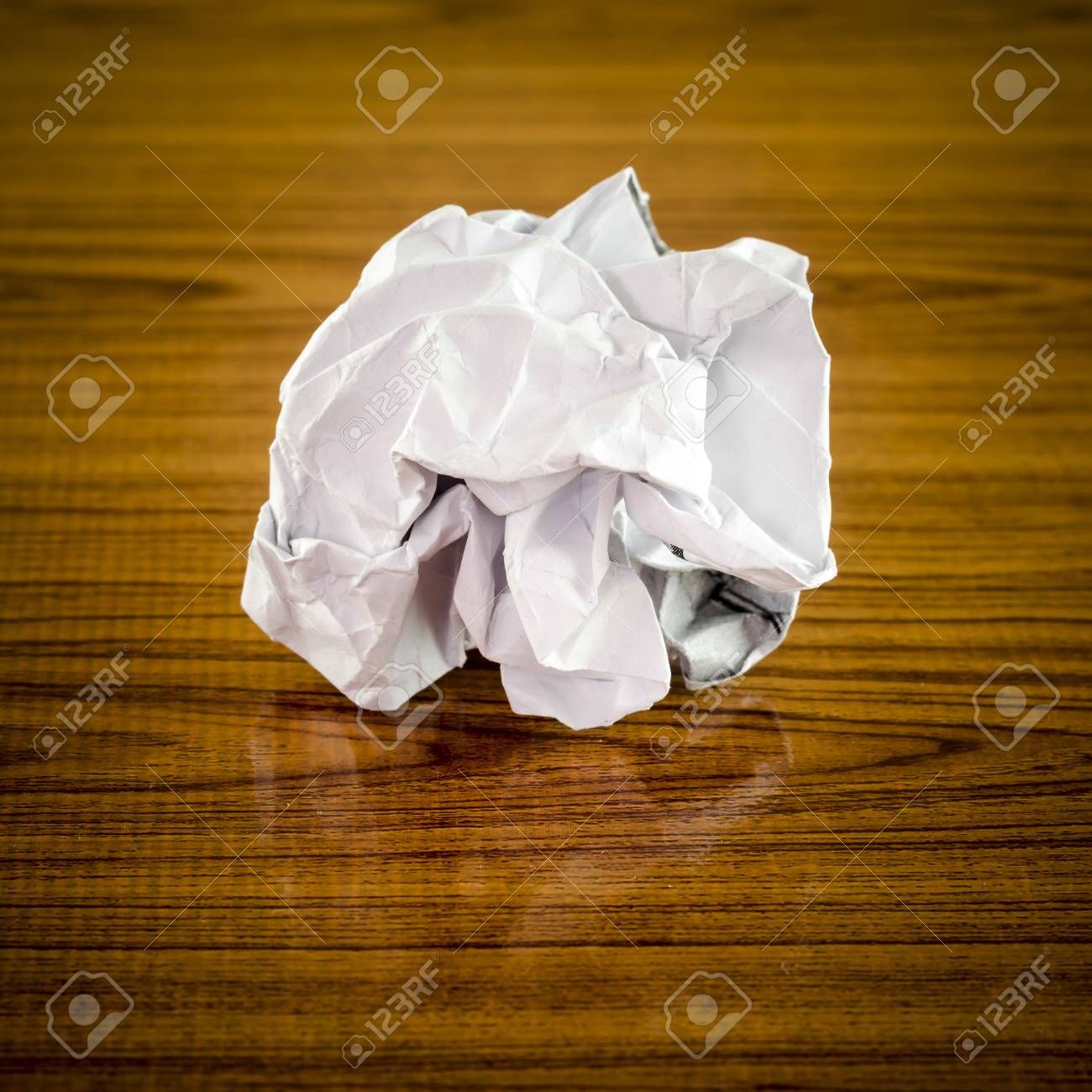 木材の背景に紙を丸めて の写真素材 画像素材 Image