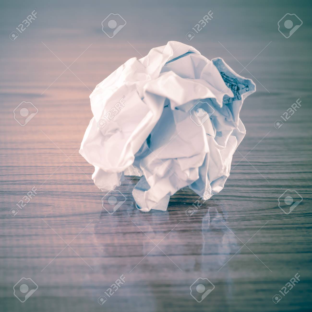 木材の背景に紙を丸めて の写真素材 画像素材 Image