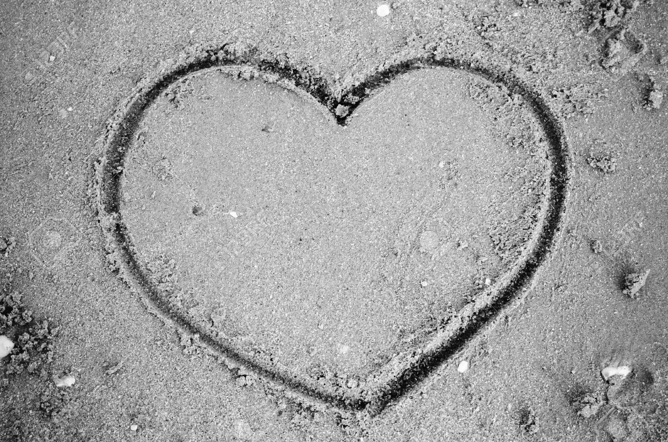 Cuore Disegno Sulla Sabbia In Stile Tonalità Di Colore In Bianco E Nero Spiaggia