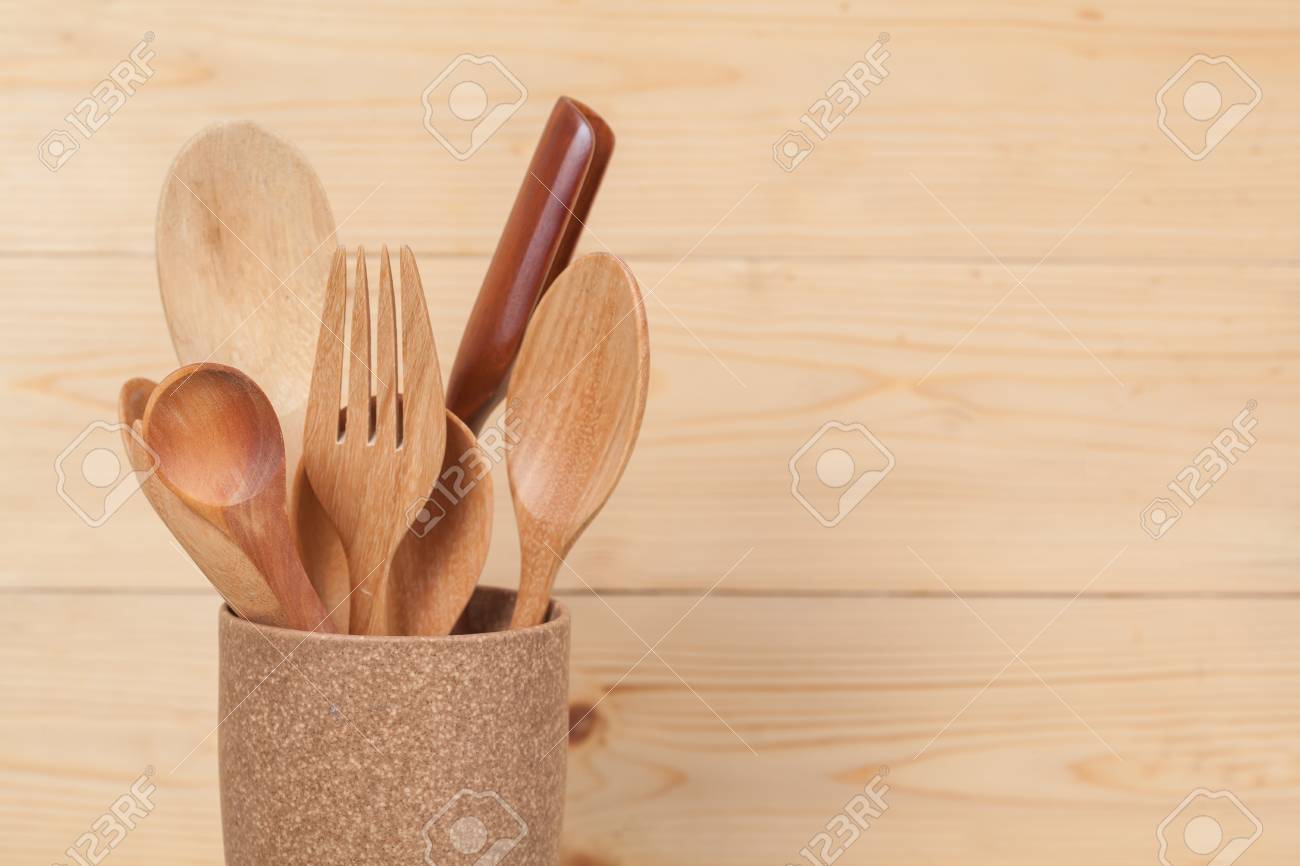 台所用品 木材の背景 無料のコーヒー マグの木のスプーンをコピー スペース の写真素材 画像素材 Image