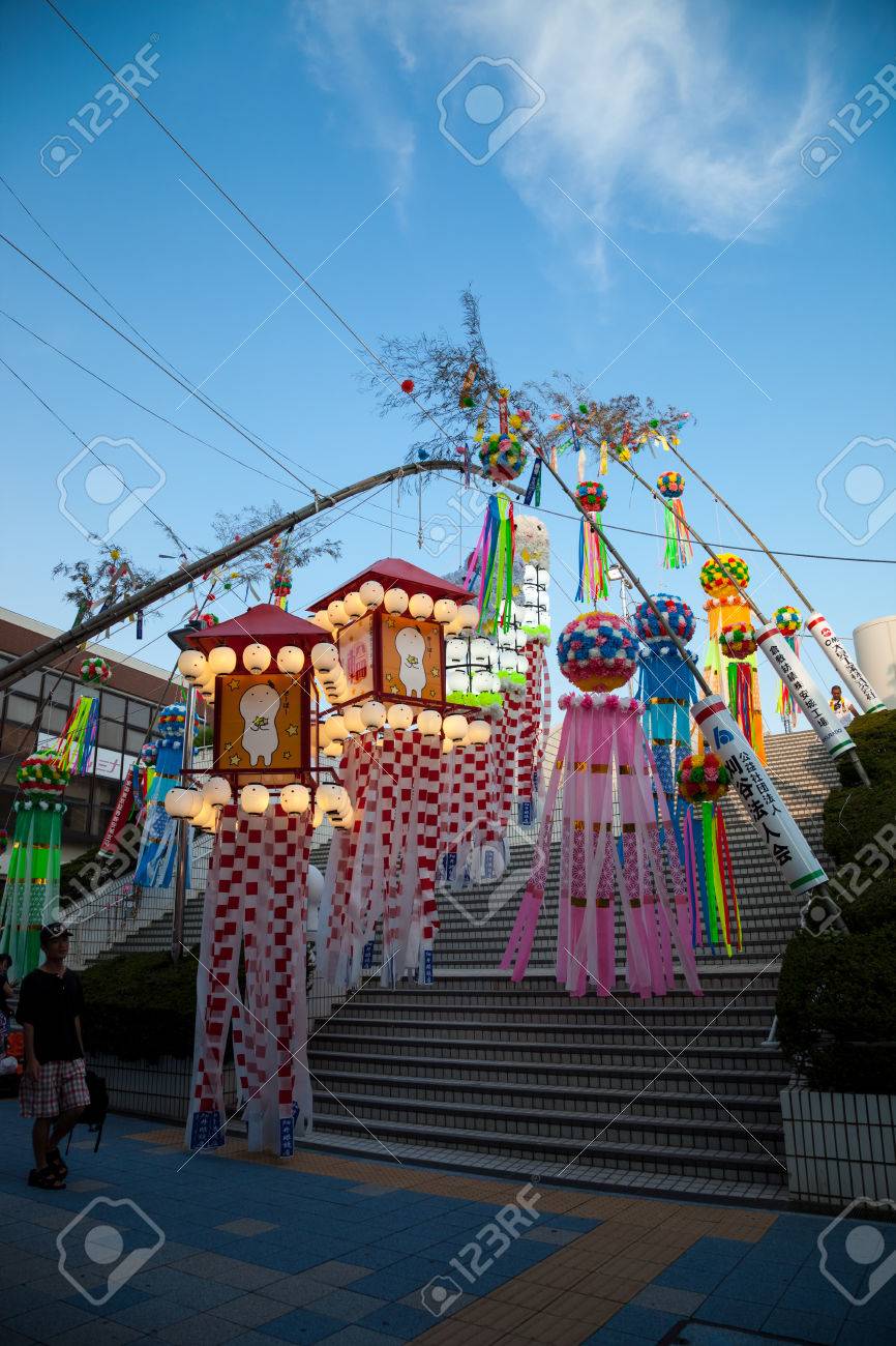 竹の棒に 16 年 8 月 6 日 愛知県 伝統的な和紙飾り 安城七夕祭り 愛知 日本 Motiom の時間を夜のぼかし の写真素材 画像素材 Image
