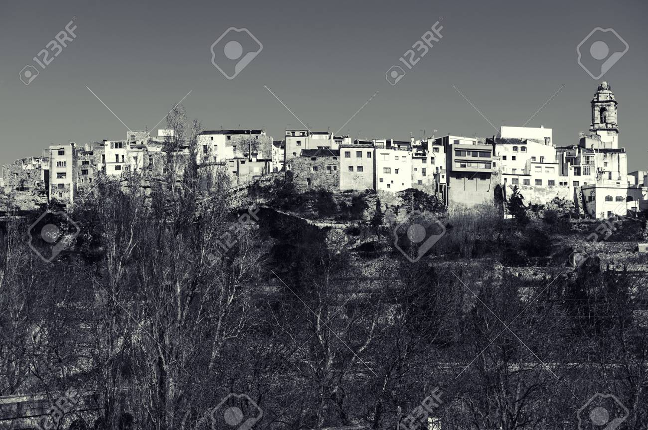 ラ セニア スカイライン 典型的なカタルーニャの町 タラゴナ県 スペイン 黒と白のイメージ の写真素材 画像素材 Image