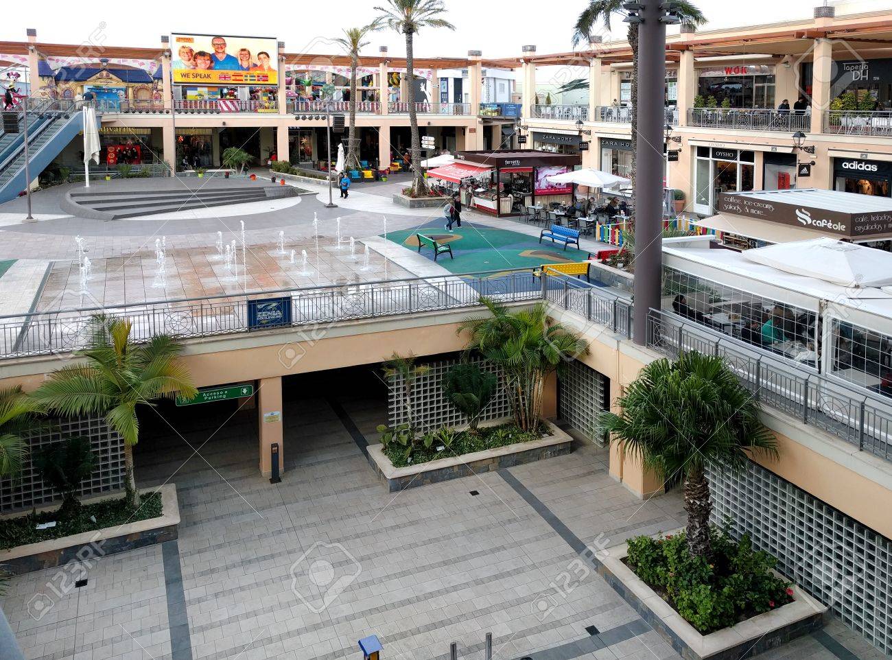 techo Confiar escribir Orihuela, Spain - January 10, 2017: Inside Of La Zenia Boulevard ... techo Confiar escribir Orihuela, Spain - January 10, 2017: Inside Of La Zenia Boulevard ...