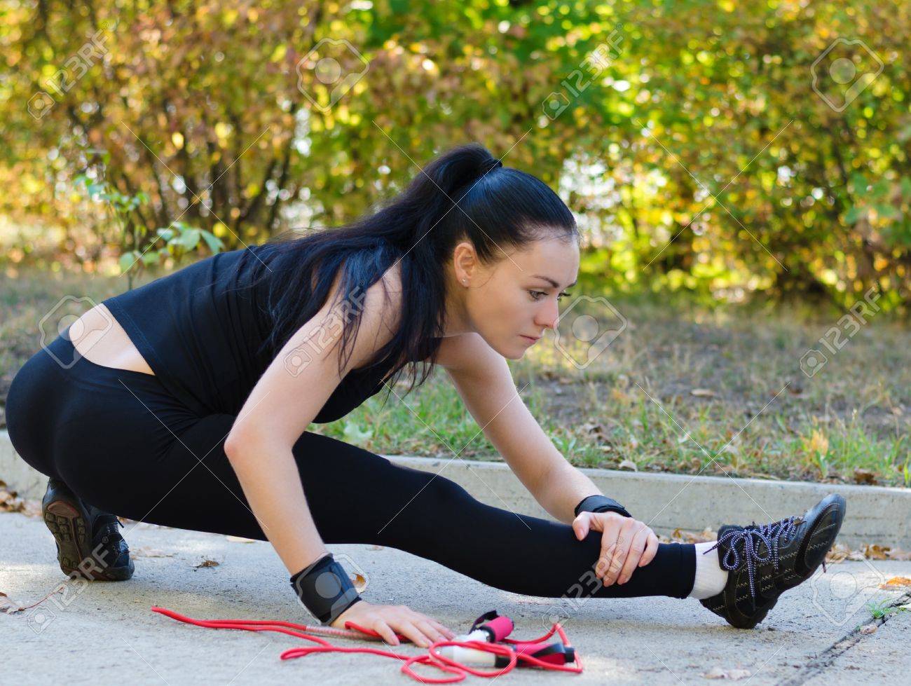 若い女の子が縄跳びで黒のレオタードを着てストレッチ の写真素材 画像素材 Image
