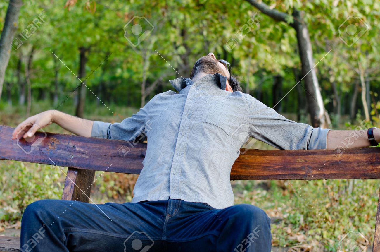 Человек откинулся на стуле. Отчаяние мужчины. Грустный человек. Мужик в депрессии. Сижу башкой.