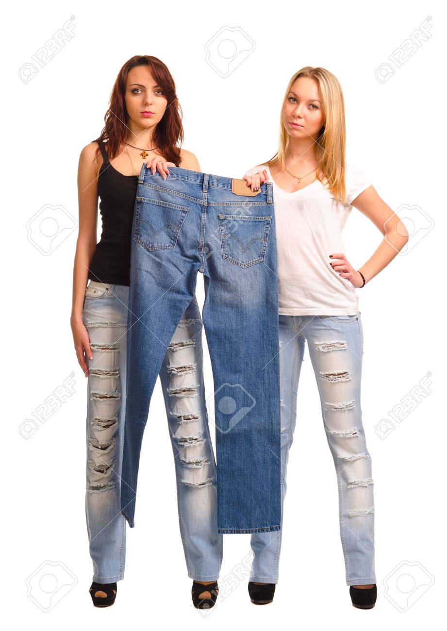 Zwei Attraktive Junge Frauen Stehen Nebeneinander Hält Ein Paar Blaue Jeans,  Studio-Porträt Isoliert Auf Weiß Lizenzfreie Fotos, Bilder Und Stock  Fotografie. Image 17566066.