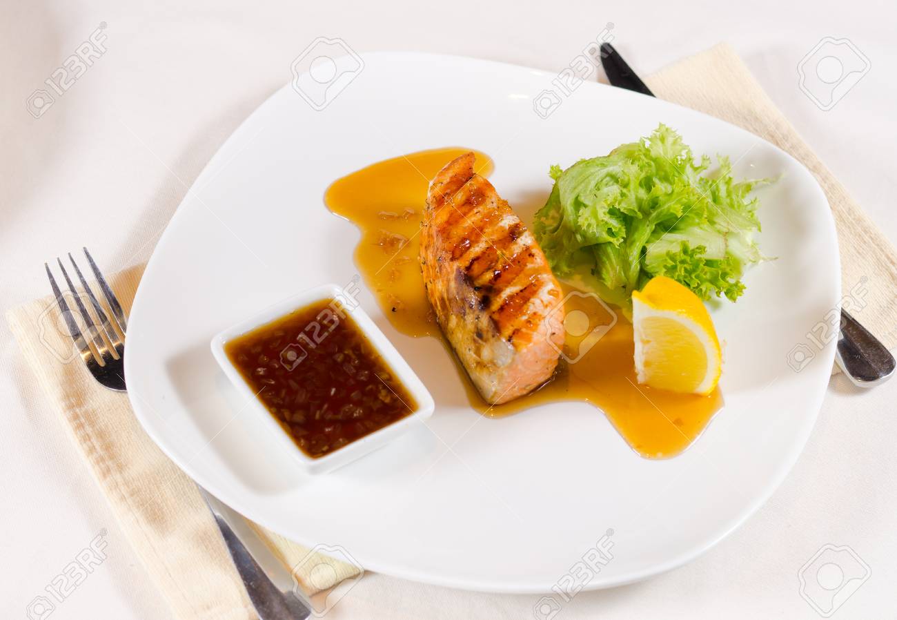 ソースと付け合わせのレストランにて焼き鮭料理のハイアングル の写真素材 画像素材 Image ソースと付け合わせのレストランにて焼き鮭料理のハイアングル の写真素材 画像素材 Image