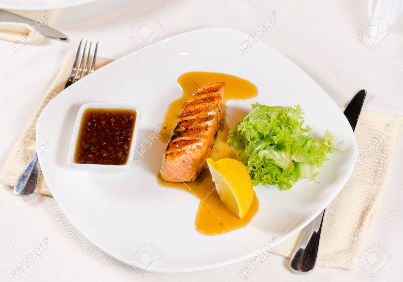 ソースと付け合わせレストランにて焼き鮭のメッキの食事 の写真素材 画像素材 Image ソースと付け合わせレストランにて焼き鮭のメッキの食事 の写真素材 画像素材 Image