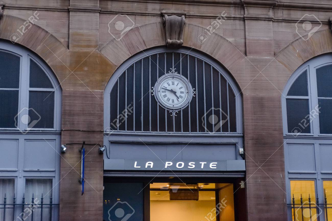 ラ Poste French 会社の郵便局へのパリ フランス 2015 年 11 月 1 日 メイン入り口とフランス語海外部門の郵便 銀行のサービスを運営して の写真素材 画像素材 Image 51478983