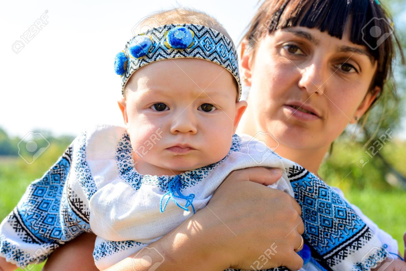 Mignon Petite Fille De Bebe Dans Une Tenue Assez Bleue Avec La Bande De La Tete Dans Les Bras De Sa Mere Aimante Close Up Portrait Banque D Images Et Photos Libres De