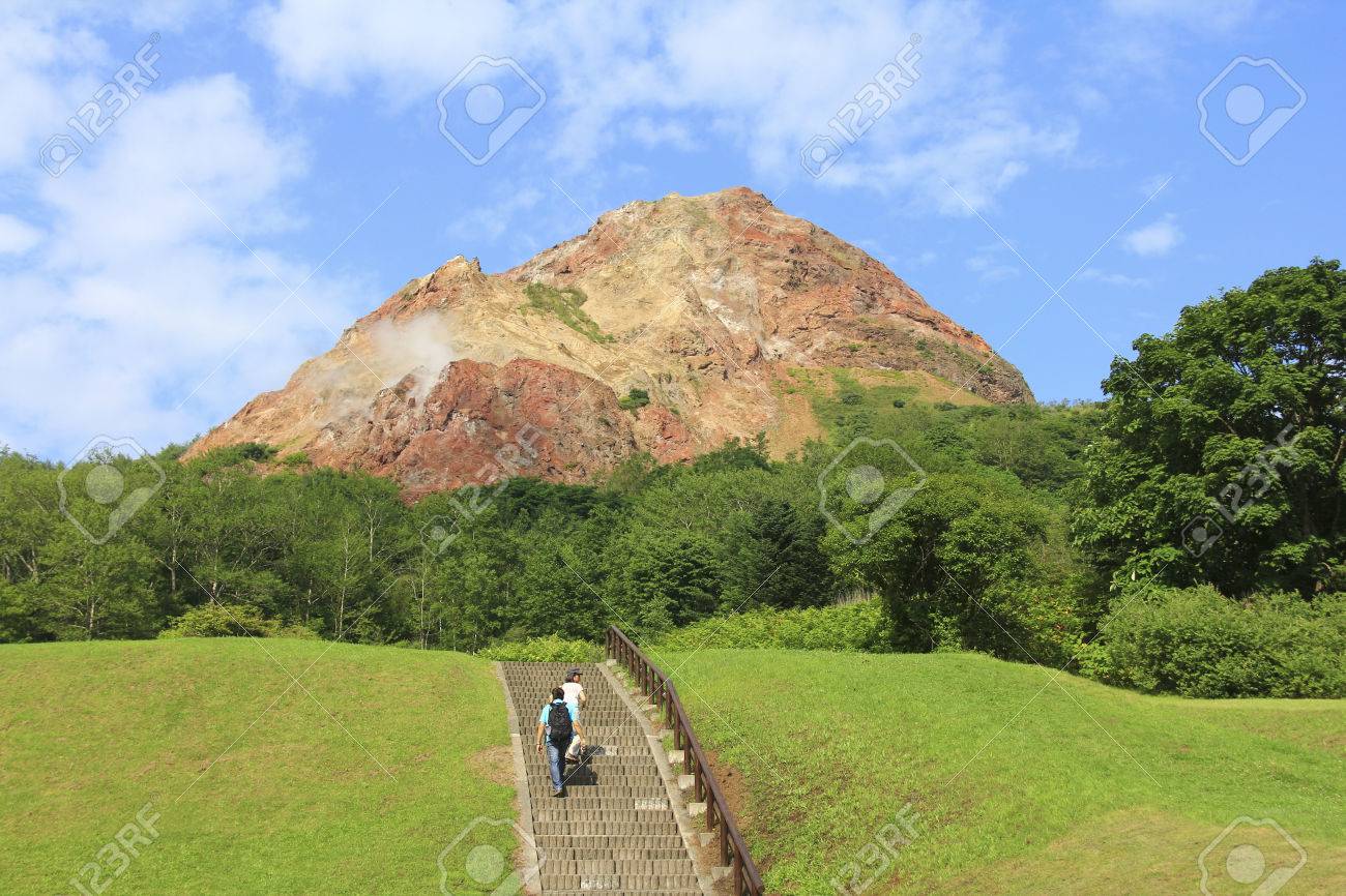 北海道 15 年 8 月 28 日 有珠山 有珠山 洞爺湖近くの活火山 北海道の有名な観光名所のビュー の写真素材 画像素材 Image