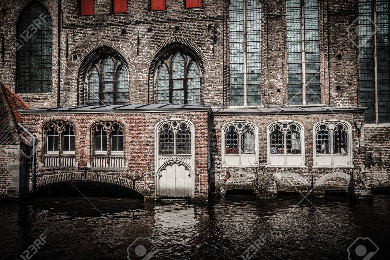 11 世紀の中世ブルージュ ベルギー ヨーロッパで最も古い病院の建物の 1 つのシント Janshospitaal 運河の入り口 の写真素材 画像素材 Image