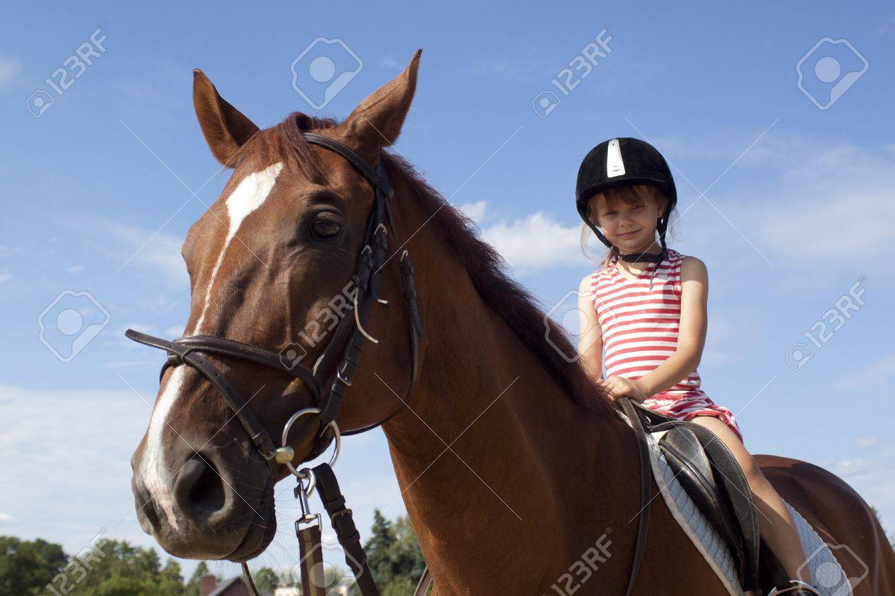 Kleines Mädchen reitet großen Schwanz
