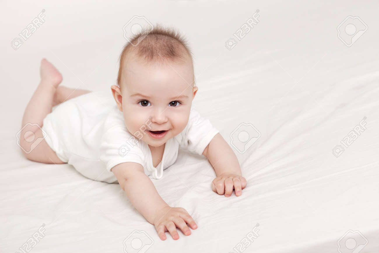 笑顔 白い背景の美しい 6 ヶ月の赤ちゃんの肖像画 の写真素材 画像素材 Image