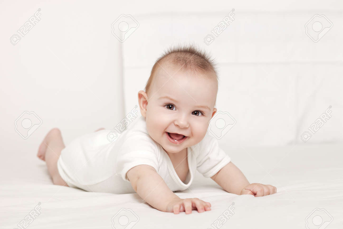 Portrait D Une Belle 6 Mois Bebe Souriant Sur Fond Blanc Banque D Images Et Photos Libres De Droits Image