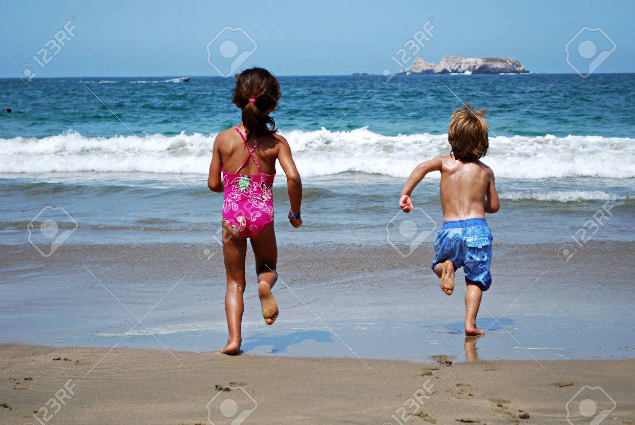 Photo De Fille Et Garcon Marche A Nager Sur La Plage Banque D Images Et Photos Libres De Droits Image