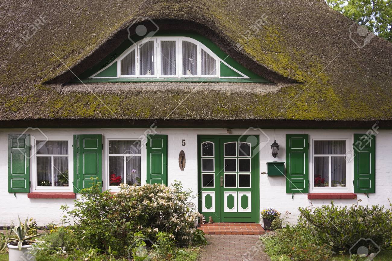 Traditionelles Haus Mit Reetdach In Born Fischland Darss Zingst