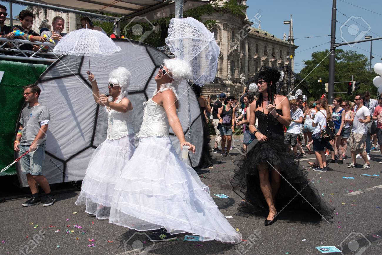 ミュンヘン ドイツ 15 年 7 月 11 日 クリストファーの通り日 黒と白のウェディング ドレスの男性 の写真素材 画像素材 Image