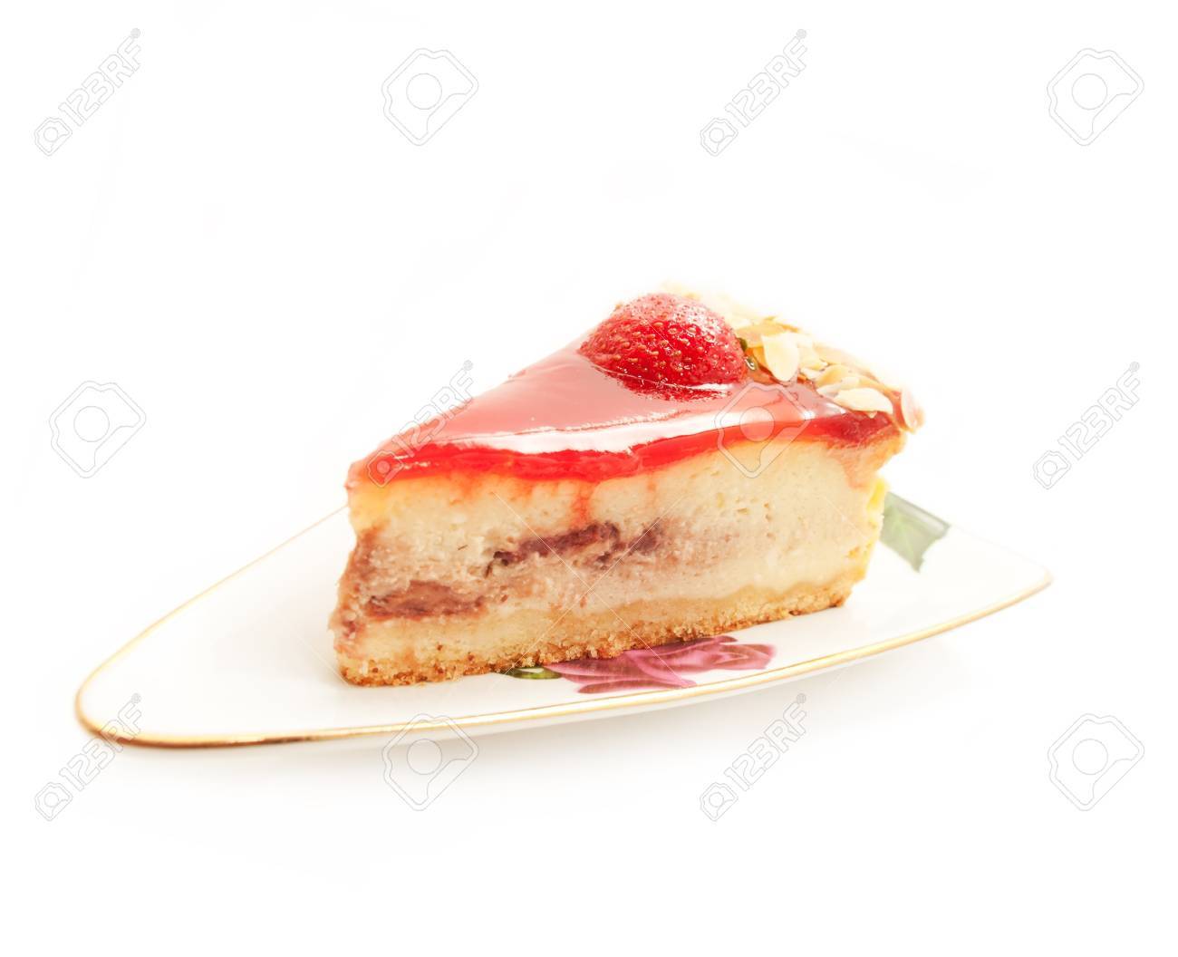 英語スタイルのチーズケーキとイチゴの白で隔離 の写真素材 画像素材 Image