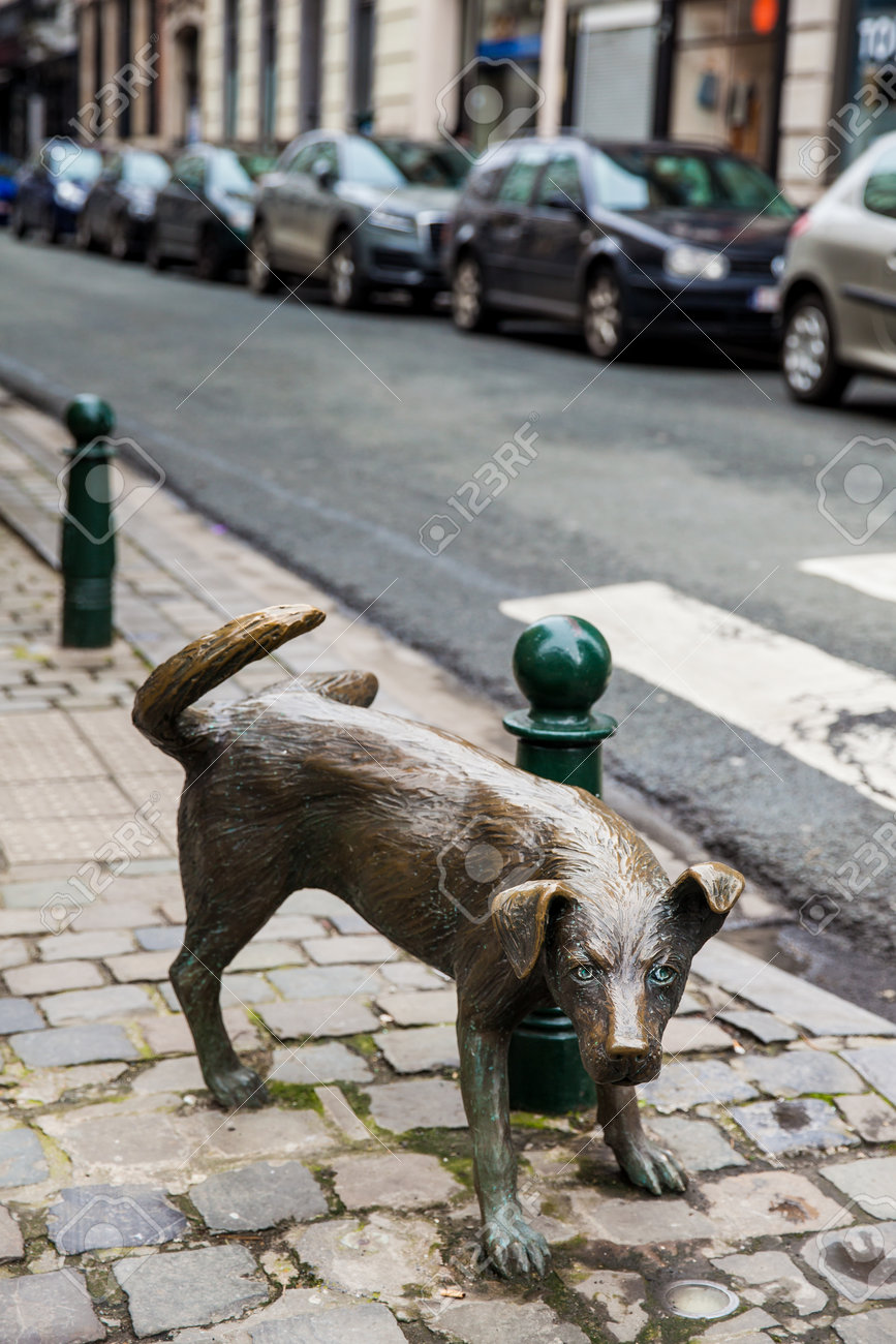 おしっこ ローアングル ジネケ・ピスと呼ばれる犬のおしっこ像の写真素材・画像素材 Image 117151344