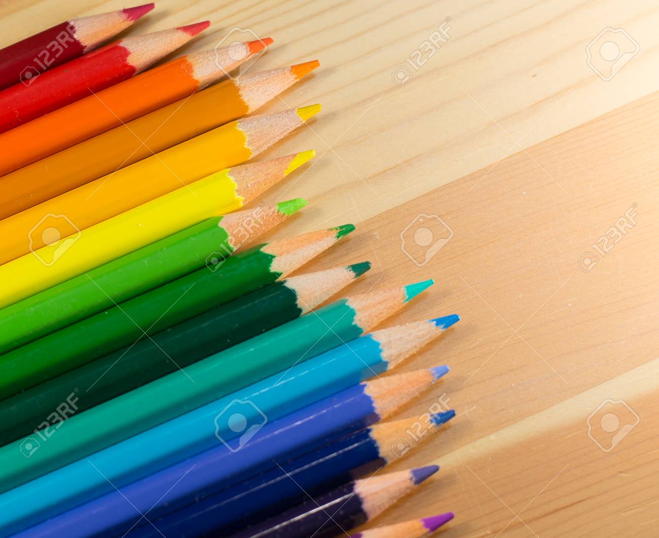 Resumen Fila De Colores Lapices Arco Iris Orden En Mesa De Madera Fotos Retratos Imagenes Y Fotografia De Archivo Libres De Derecho Image