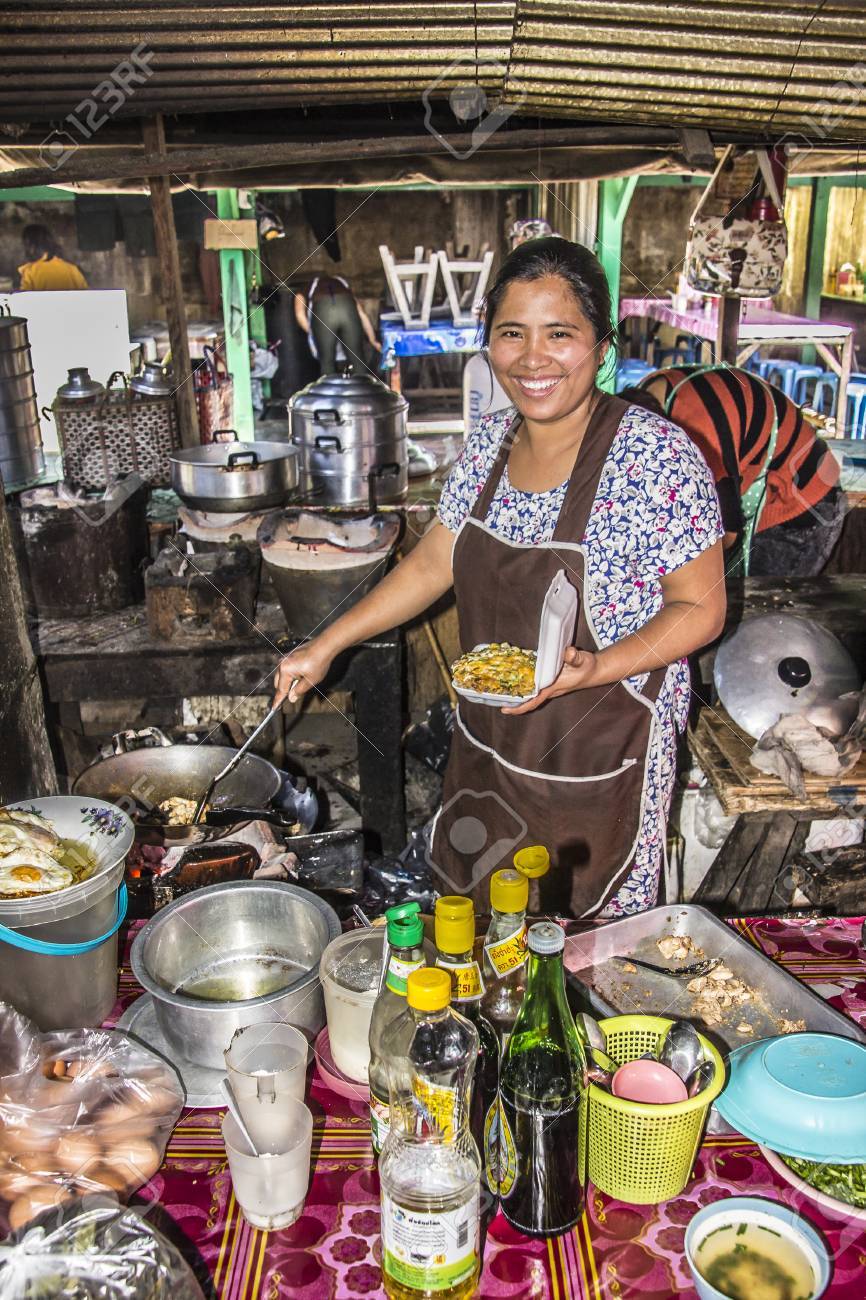 ミャンマー女性のミャンマーの北でチャイントンの市販食品の販売 の写真素材 画像素材 Image ミャンマー女性のミャンマーの北でチャイントンの市販食品の販売 の写真素材 画像素材 Image
