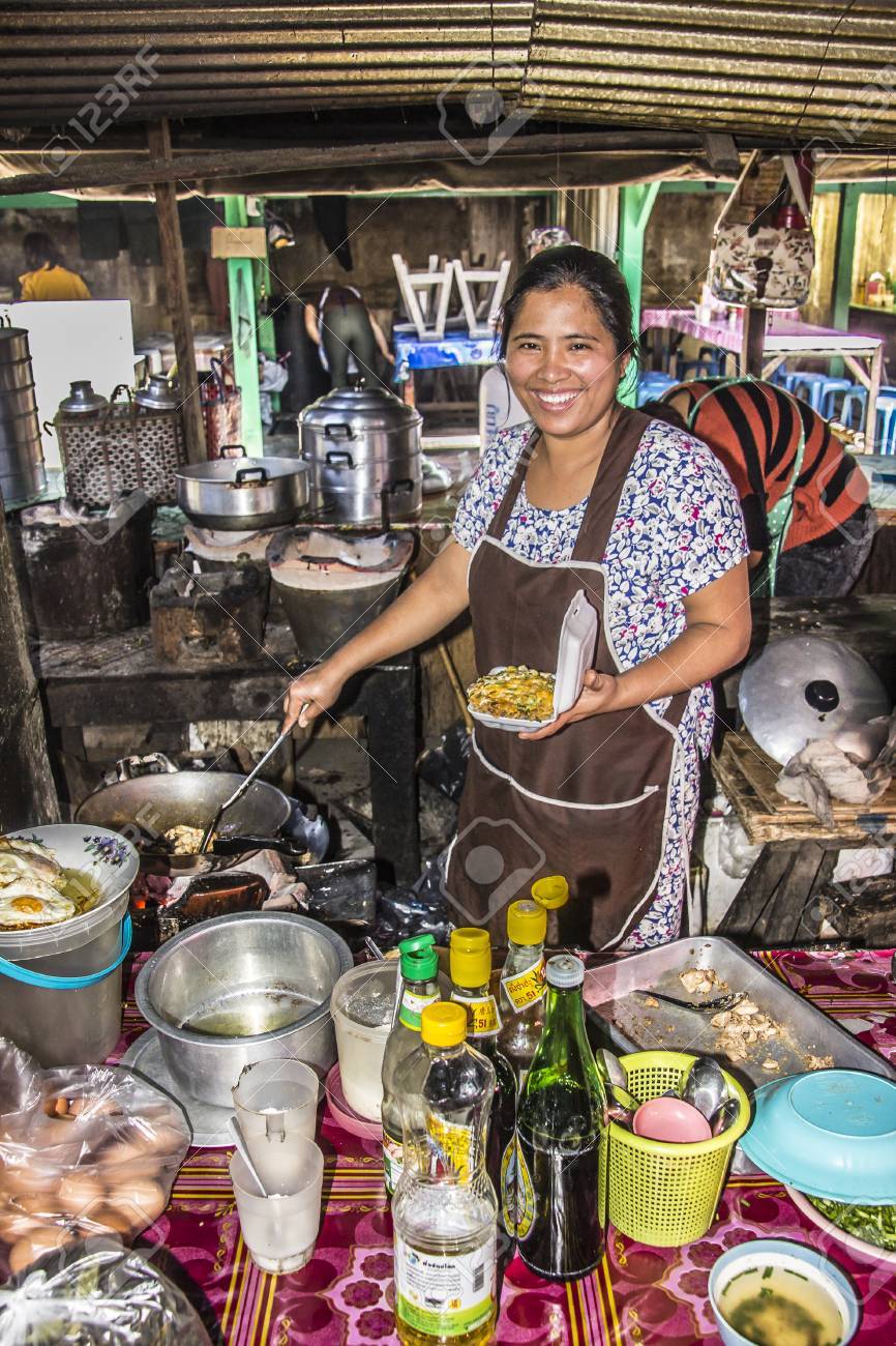 ミャンマー女性のミャンマーの北でチャイントンの市販食品の販売 の写真素材 画像素材 Image