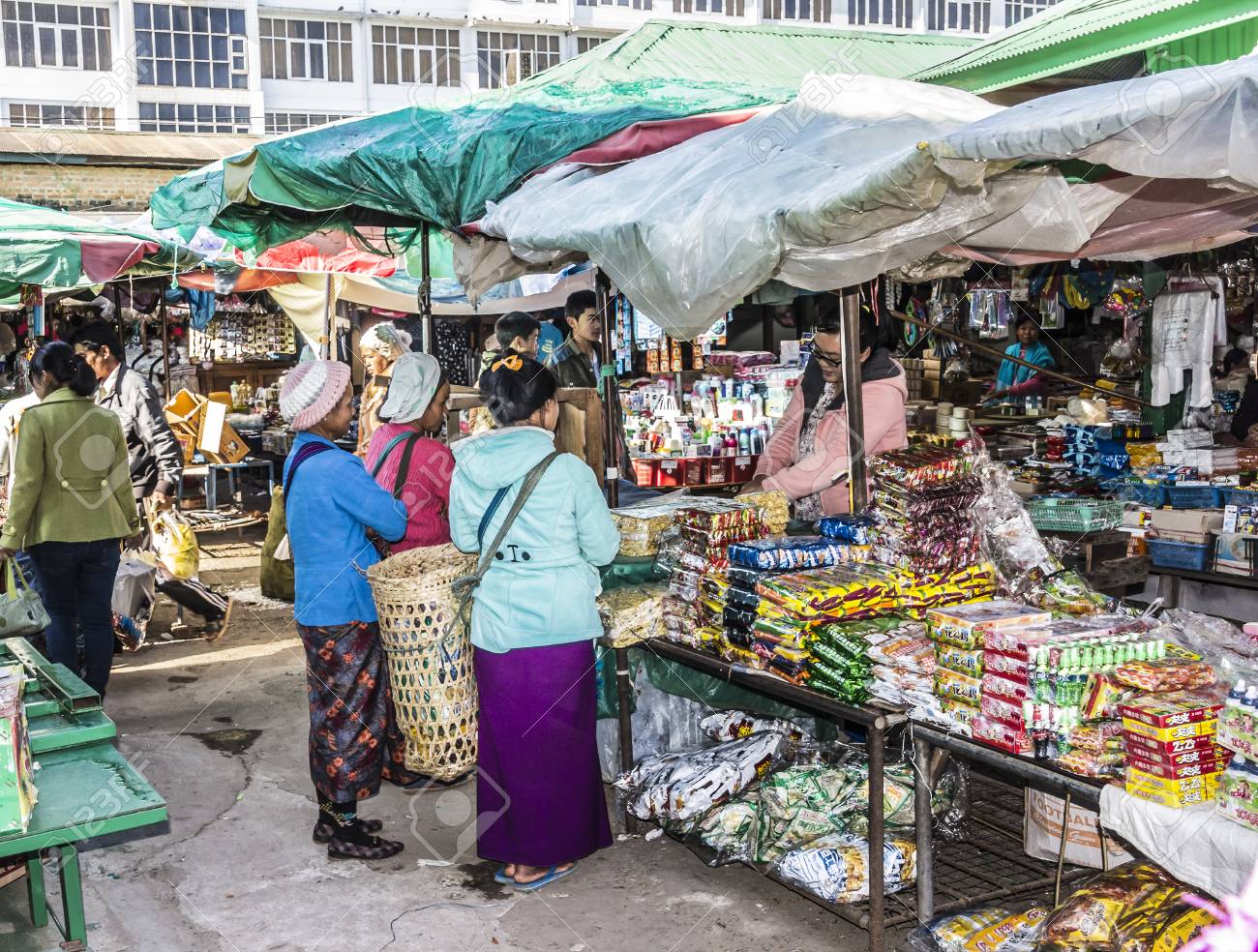 ミャンマーの北でチャイントンの市場でミャンマー女性 の写真素材 画像素材 Image