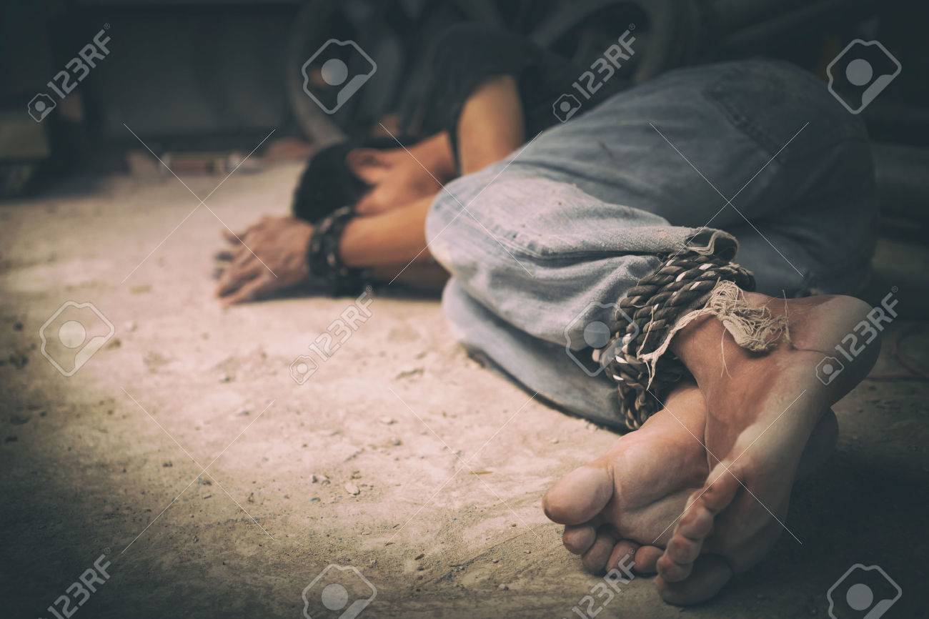 絶望的な男の手をロープでつながれた人間の売買 の写真素材 画像素材 Image 絶望的な男の手をロープでつながれた人間の売買 の写真素材 画像素材 Image