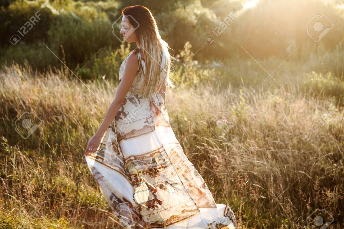 Belle Fille Dans Le Champ A L Heure De L Herbe D Or Banque D Images Et Photos Libres De Droits Image 77496153
