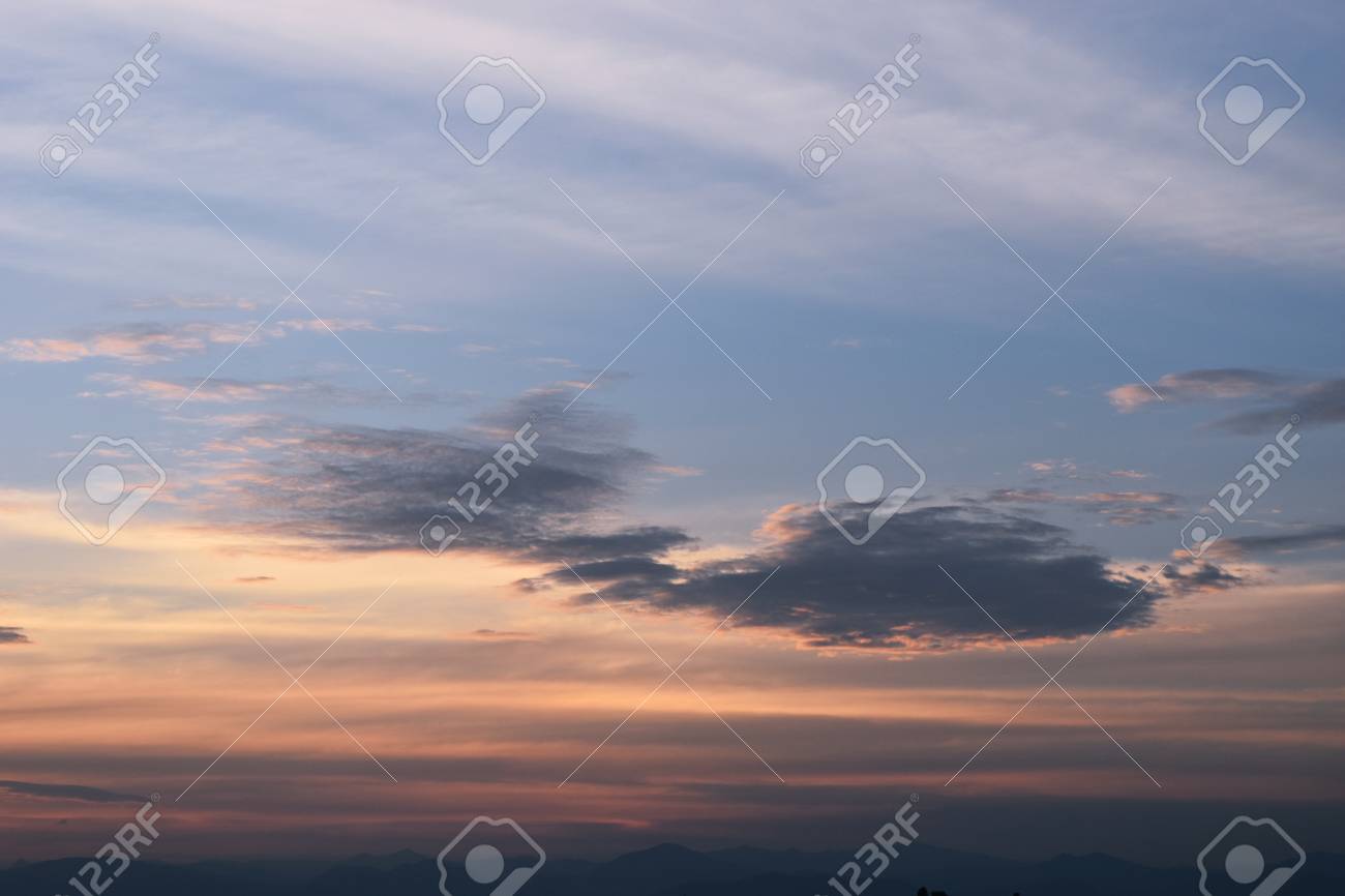 美しいクリーム色の空 地平線の日没前にオレンジと紫と暗い雲 劇的な Cloudscape エリアをオンにし始めた の写真素材 画像素材 Image