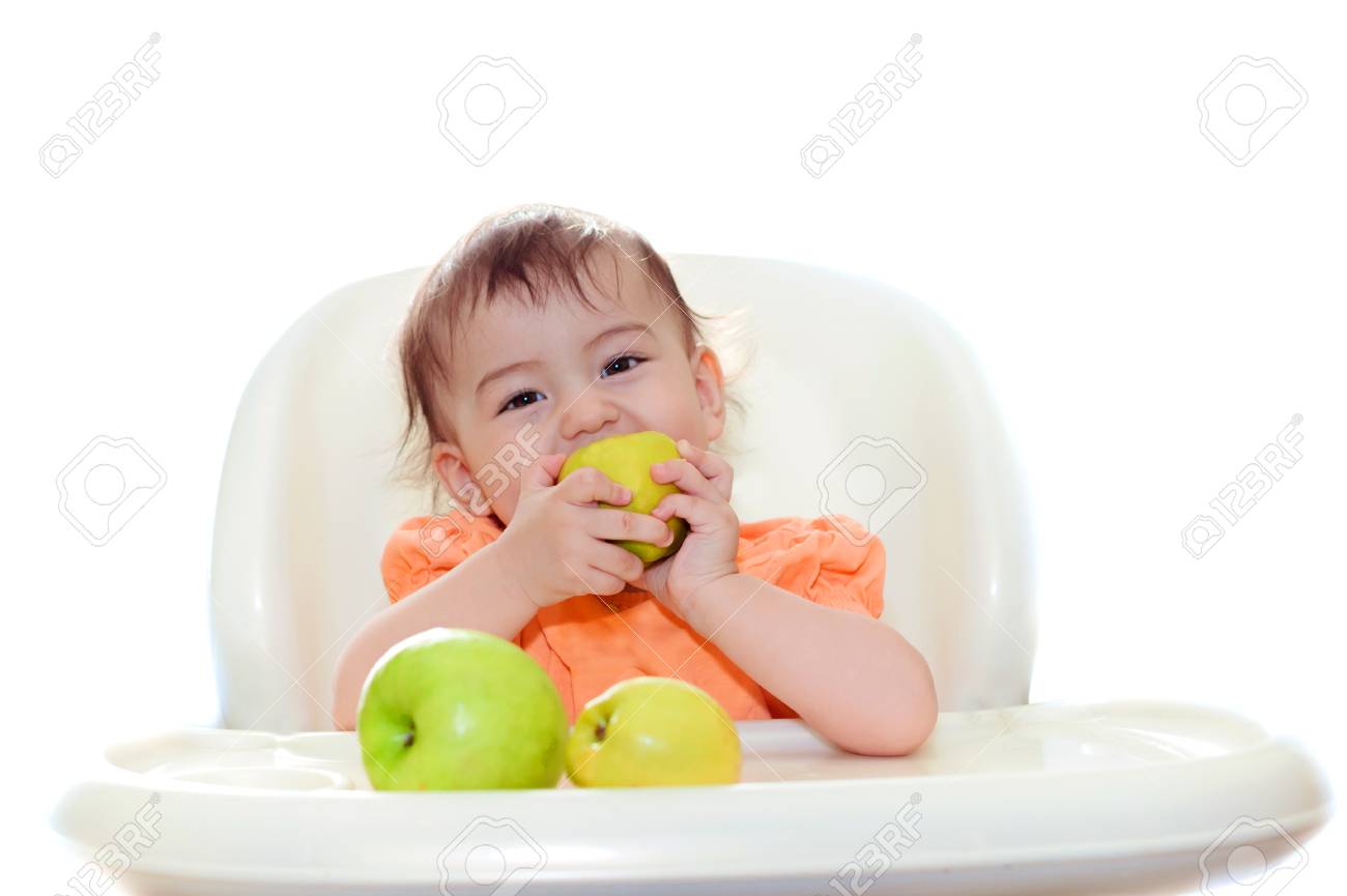 赤ちゃんの食べる新鮮な果物がテーブルの上に座る の写真素材 画像素材 Image